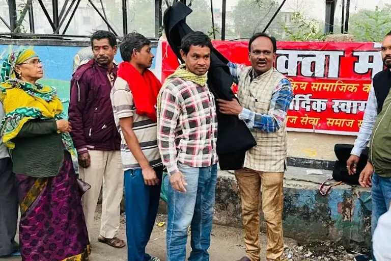 वक्ता मंच ने शीत लहर में जरूरतमंदो को कंबल बांटे वक्ता मंच ने शीत लहर में जरूरतमंदो को कंबल बांटे