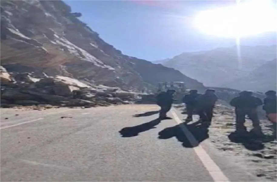 Himachal: मूलिंग पुल के पास दरकी पहाड़ी, हाईवे ठप Himachal: मूलिंग पुल के पास दरकी पहाड़ी, हाईवे ठप