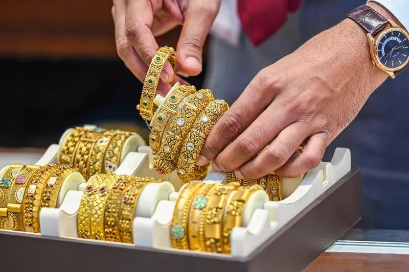 मजबूत डॉलर के कारण मांग में कमी से सोने, चांदी की कीमतों में गिरावट मजबूत डॉलर के कारण मांग में कमी से सोने, चांदी की कीमतों में गिरावट