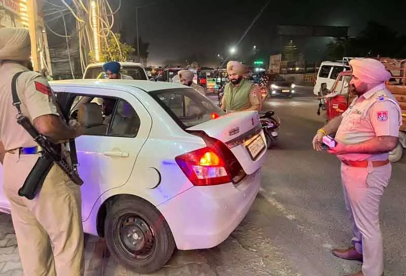 Ludhiana पुलिस ने सार्वजनिक स्थानों, वाहनों और दुकानों पर शराब पीने पर रोक के लिए अभियान शुरू किया Ludhiana पुलिस ने सार्वजनिक स्थानों, वाहनों और दुकानों पर शराब पीने पर रोक के लिए अभियान शुरू किया