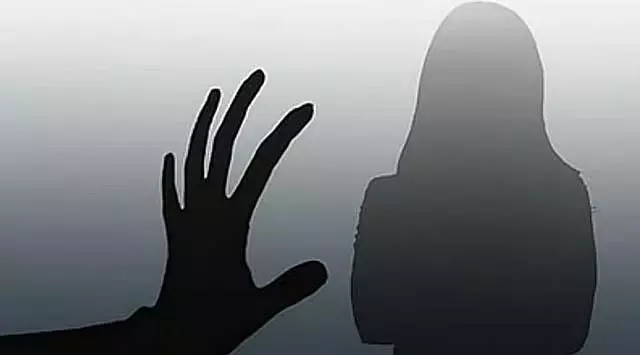 Karnataka : कुत्ते को टहला रही महिला का यौन उत्पीड़न, मोबाइल फोन छीनकर भागे Karnataka : कुत्ते को टहला रही महिला का यौन उत्पीड़न, मोबाइल फोन छीनकर भागे