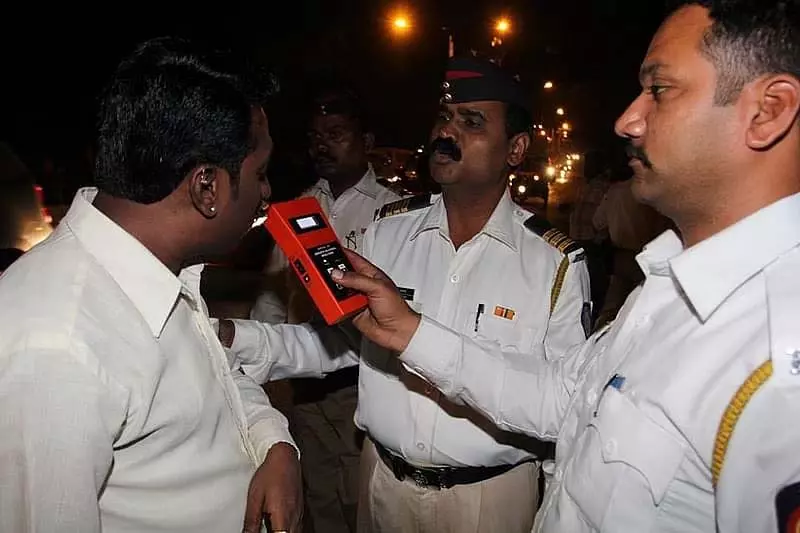 Indore : शराब के नशे में धुत पाए गए ड्राइवरों के बाद प्रेस्टीज कॉलेज की तीन बसें जब्त Indore : शराब के नशे में धुत पाए गए ड्राइवरों के बाद प्रेस्टीज कॉलेज की तीन बसें जब्त