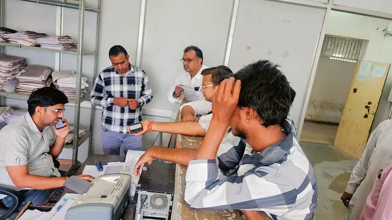 Hisar के सरल केंद्रों पर टोकन सेवा शुल्क से लोग क्यों परेशान हैं Hisar के सरल केंद्रों पर टोकन सेवा शुल्क से लोग क्यों परेशान हैं