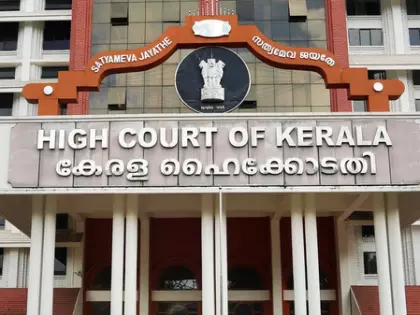 Kerala: काजू आयात घोटाले पर विजयन सरकार को हाईकोर्ट की फटकार Kerala: काजू आयात घोटाले पर विजयन सरकार को हाईकोर्ट की फटकार