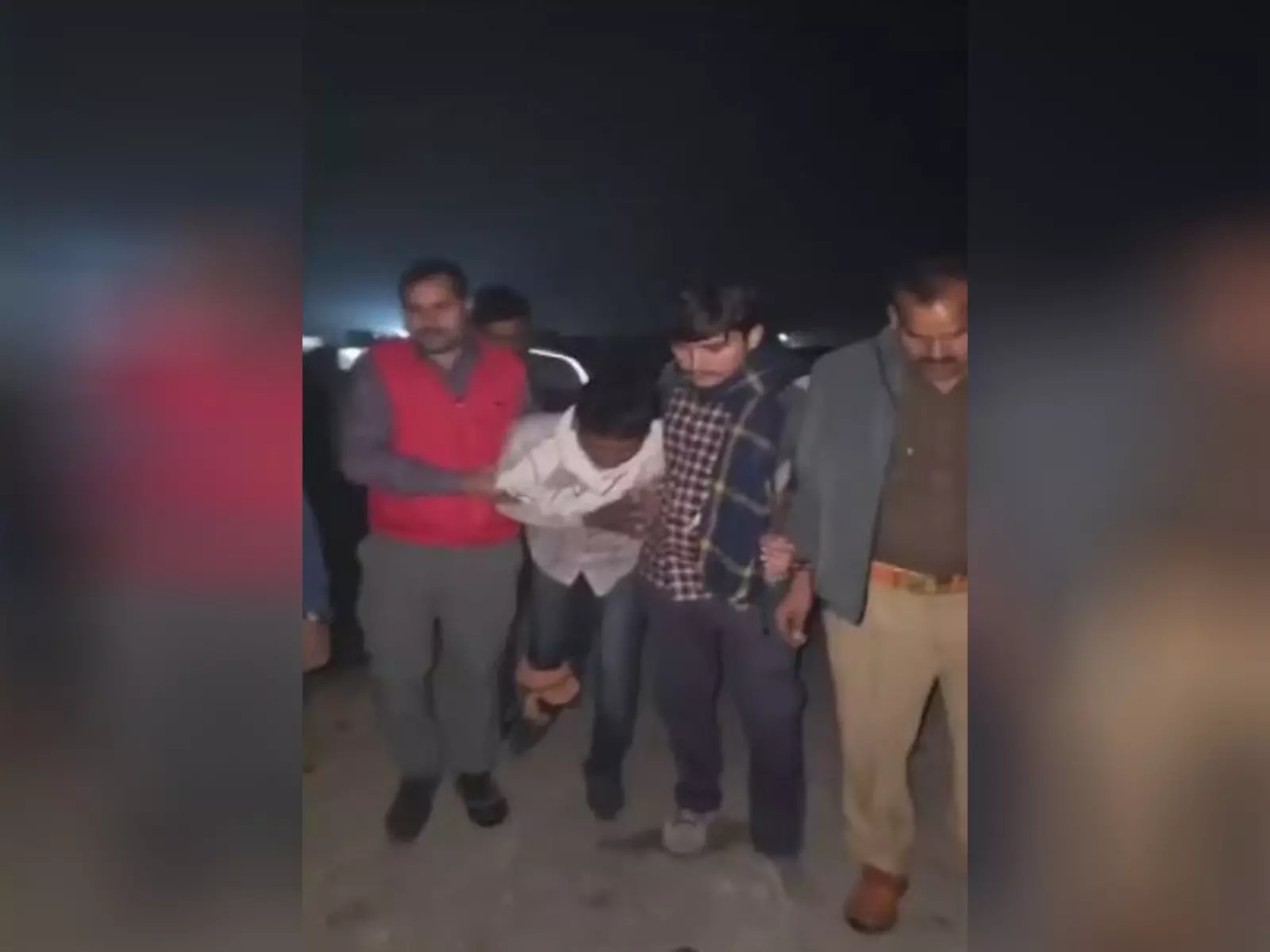 कोडोर नहर के पास मुठभेड़, दो वांछित अपराधी घायल, पिस्तौल बरामद कोडोर नहर के पास मुठभेड़, दो वांछित अपराधी घायल, पिस्तौल बरामद