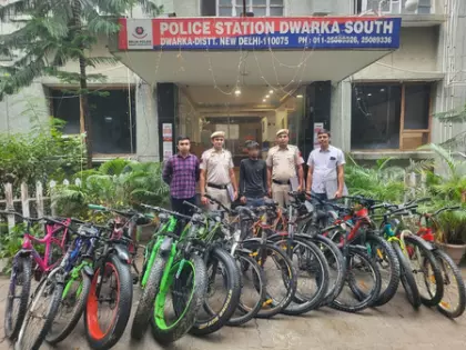 Delhi पुलिस ने एक व्यक्ति को गिरफ्तार किया, 16 चोरी की साइकिलें बरामद कीं Delhi पुलिस ने एक व्यक्ति को गिरफ्तार किया, 16 चोरी की साइकिलें बरामद कीं