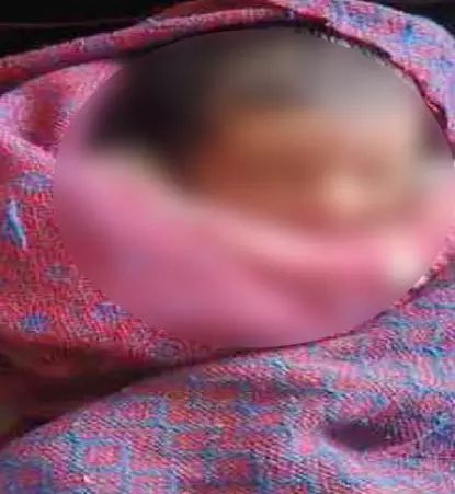 नवजात को छोड़कर अज्ञात फरार, खंडहर से आवाज आने पर खुलासा नवजात को छोड़कर अज्ञात फरार, खंडहर से आवाज आने पर खुलासा