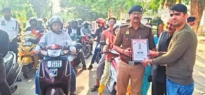Bareilly: पुलिस ने स्टीकर के जरिए किया यातायात संदेश का प्रचार Bareilly: पुलिस ने स्टीकर के जरिए किया यातायात संदेश का प्रचार