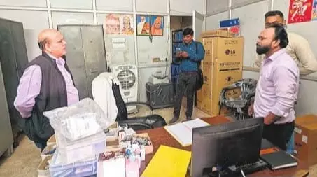 Bareilly: फार्मासिस्ट ने संभाली इलाज की जिम्मेदारी, गैरहाजिर कर्मचारियों से जवाब मांगा Bareilly: फार्मासिस्ट ने संभाली इलाज की जिम्मेदारी, गैरहाजिर कर्मचारियों से जवाब मांगा