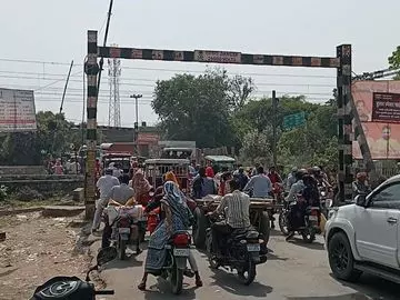 Bareilly: रेलवे क्रॉसिंग बंद, पितांबरपुर में ट्रैफिक का हाल बेहाल Bareilly: रेलवे क्रॉसिंग बंद, पितांबरपुर में ट्रैफिक का हाल बेहाल
