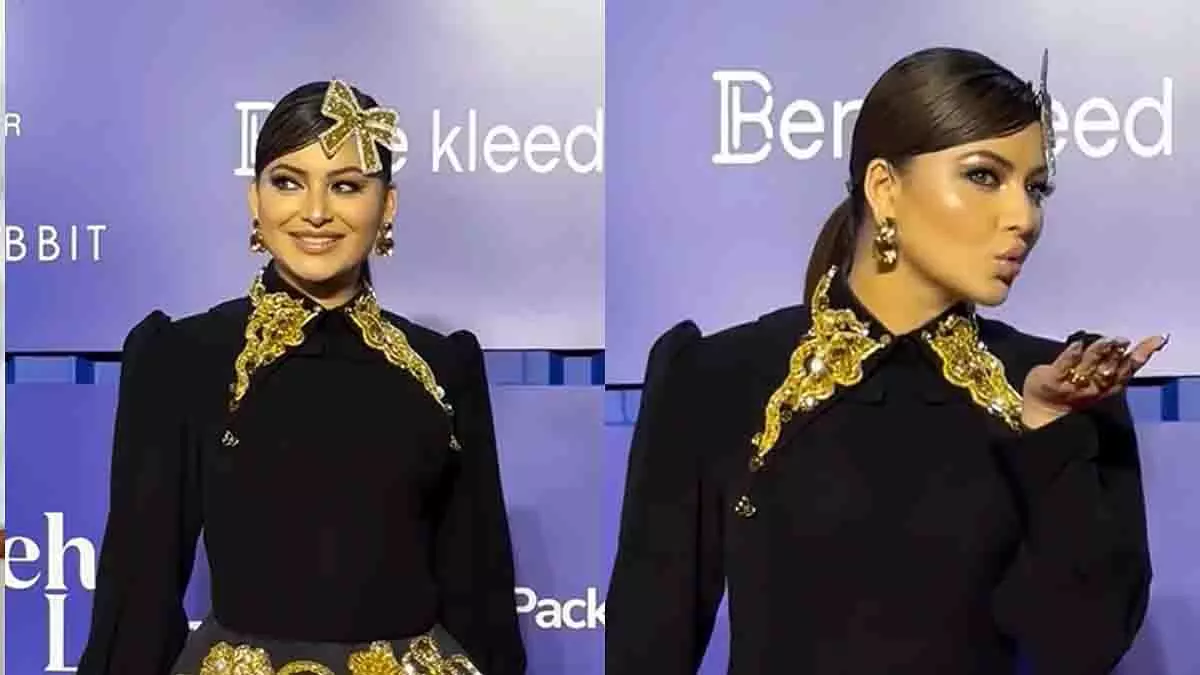 हिमेश रेशमिया के कॉन्सर्ट में Urvashi Rautela पर फैंस ने किया ट्रोल हिमेश रेशमिया के कॉन्सर्ट में Urvashi Rautela पर फैंस ने किया ट्रोल