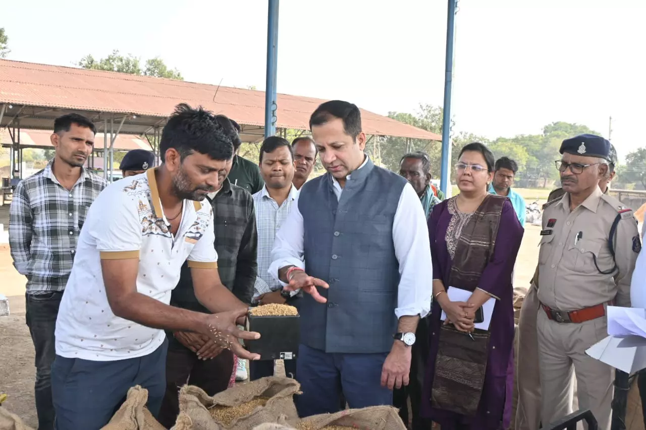 जिले के प्रभारी सचिव ने धान खरीदी केंद्रों का किया औचक निरीक्षण जिले के प्रभारी सचिव ने धान खरीदी केंद्रों का किया औचक निरीक्षण