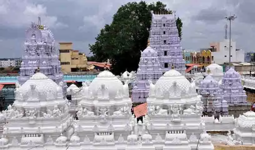 कार्तिकमासम का अंतिम सोमवार: वेमुलावाड़ा मंदिर में भक्तों का उत्सव कार्तिकमासम का अंतिम सोमवार: वेमुलावाड़ा मंदिर में भक्तों का उत्सव