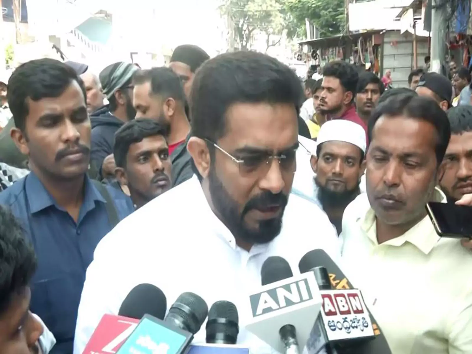 नामपल्ली MLA माजिद हुसैन ने सऊदी बस दुर्घटना के पीड़ितों के परिवारों से मुलाकात की नामपल्ली MLA माजिद हुसैन ने सऊदी बस दुर्घटना के पीड़ितों के परिवारों से मुलाकात की