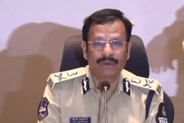 Saudi bus हादसे में हैदराबाद के 45 तीर्थयात्रियों की मौत: पुलिस आयुक्त Saudi bus हादसे में हैदराबाद के 45 तीर्थयात्रियों की मौत: पुलिस आयुक्त