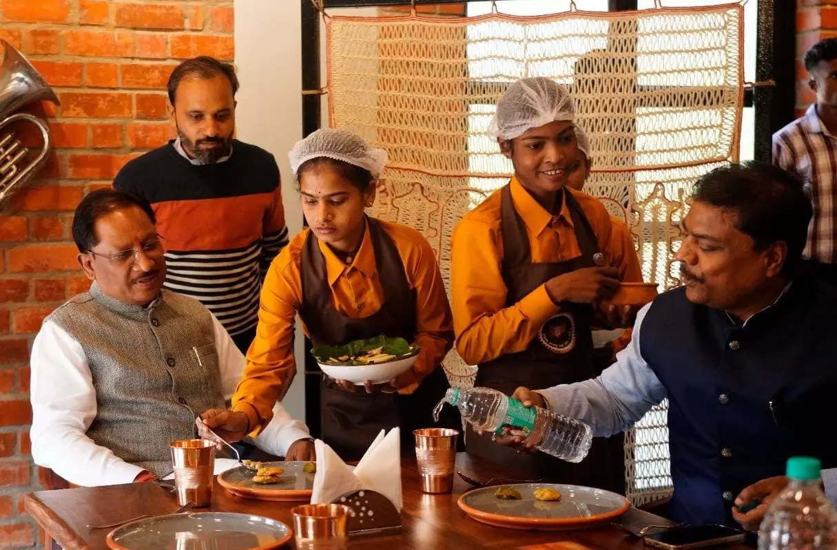 पंडुम कैफे का शुभारंभ बस्तर में नक्सल उन्मूलन की दिशा में हो रहे सकारात्मक परिवर्तन का प्रेरक प्रतीक : CM विष्णुदेव साय पंडुम कैफे का शुभारंभ बस्तर में नक्सल उन्मूलन की दिशा में हो रहे सकारात्मक परिवर्तन का प्रेरक प्रतीक : CM विष्णुदेव साय