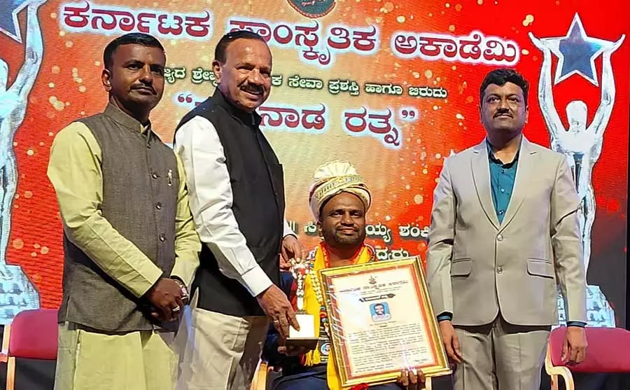 Karnataka : डॉ. सिद्धलिंगा को करुणदा रत्न पुरस्कार दिया गया Karnataka : डॉ. सिद्धलिंगा को करुणदा रत्न पुरस्कार दिया गया