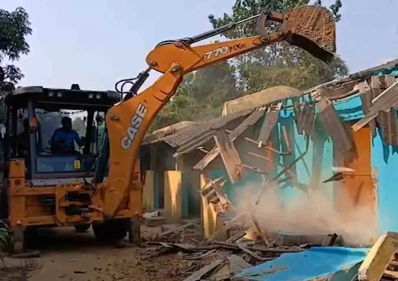 Jagatsinghpur में संदिग्ध बांग्लादेशी नागरिकों का घर बुलडोजर से ढहाया गया Jagatsinghpur में संदिग्ध बांग्लादेशी नागरिकों का घर बुलडोजर से ढहाया गया