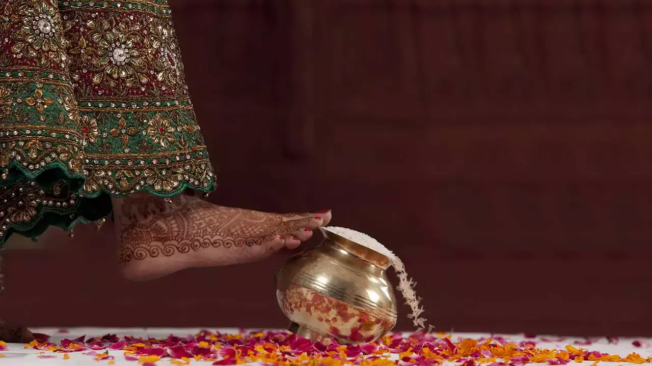 चावल का कलश गिराने की परम्परा, गृहप्रवेश के पीछे की मान्यता चावल का कलश गिराने की परम्परा, गृहप्रवेश के पीछे की मान्यता