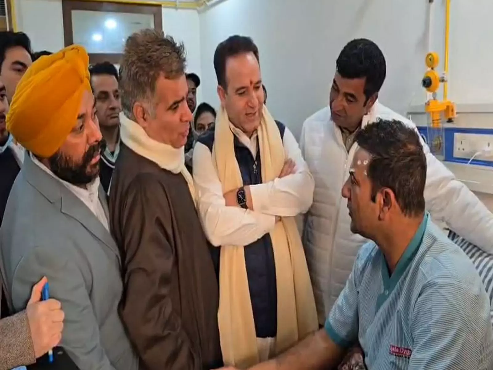 Ravinder Raina और सुनील शर्मा ने नौगाम पुलिस स्टेशन विस्फोट के घायल पीड़ितों से मुलाकात की Ravinder Raina और सुनील शर्मा ने नौगाम पुलिस स्टेशन विस्फोट के घायल पीड़ितों से मुलाकात की