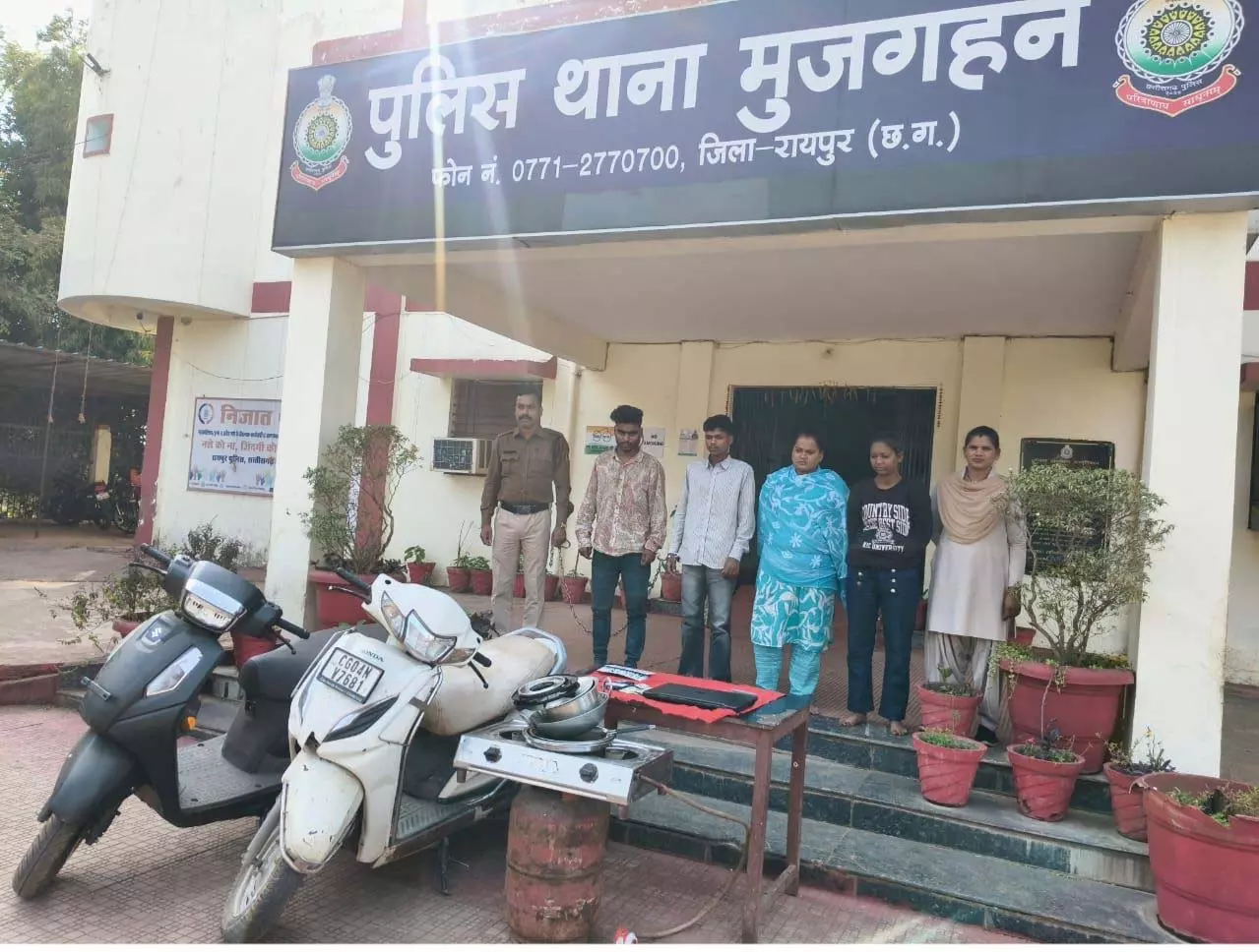 कमल विहार डकैतीकांड: कुख्यात महिला गैंग सरगना पूजा सचदेव सहित 5 गिरफ्तार कमल विहार डकैतीकांड: कुख्यात महिला गैंग सरगना पूजा सचदेव सहित 5 गिरफ्तार