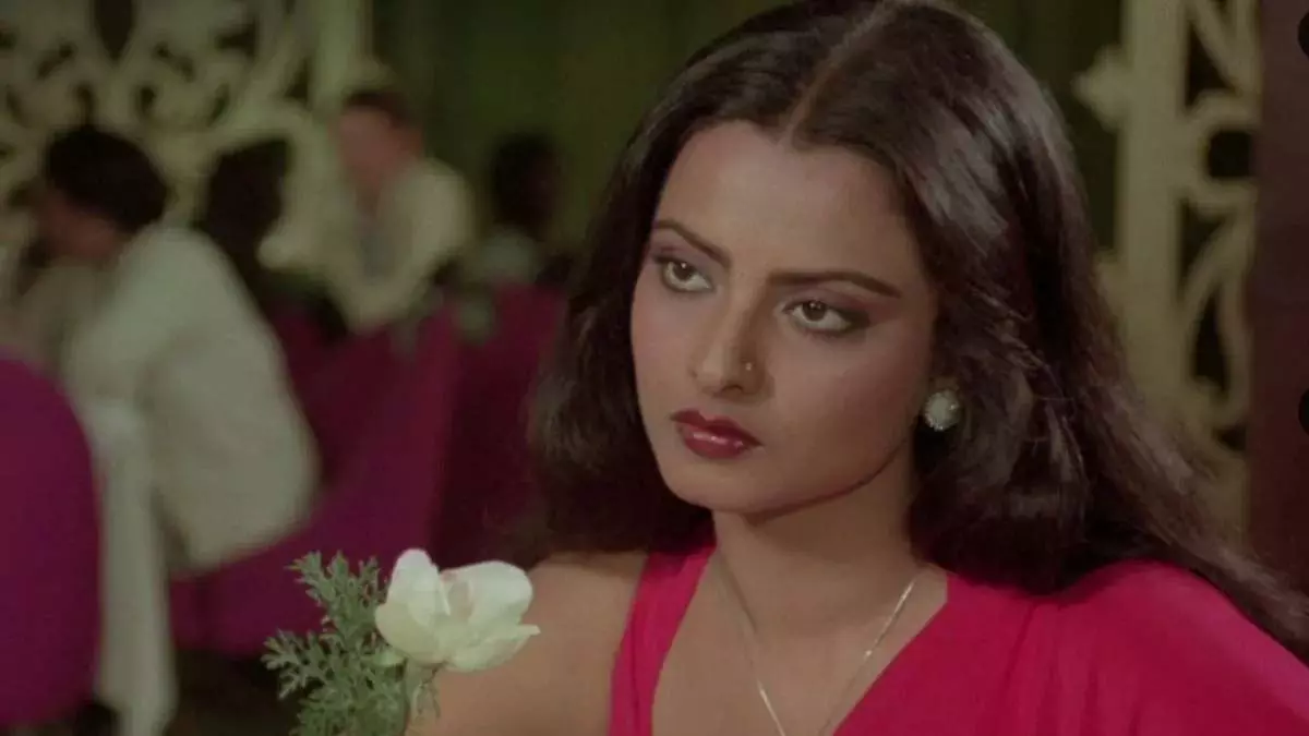 11 साल बाद Rekha का कमबैक: बिना फिल्मों के भी 300 करोड़ की मालकिन 11 साल बाद Rekha का कमबैक: बिना फिल्मों के भी 300 करोड़ की मालकिन