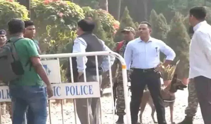 सांसद ने Raj Bhavan में बंदूकें होने का आरोप लगाया, राज्यपाल ने सुरक्षा बलों के साथ निरीक्षण किया सांसद ने Raj Bhavan में बंदूकें होने का आरोप लगाया, राज्यपाल ने सुरक्षा बलों के साथ निरीक्षण किया