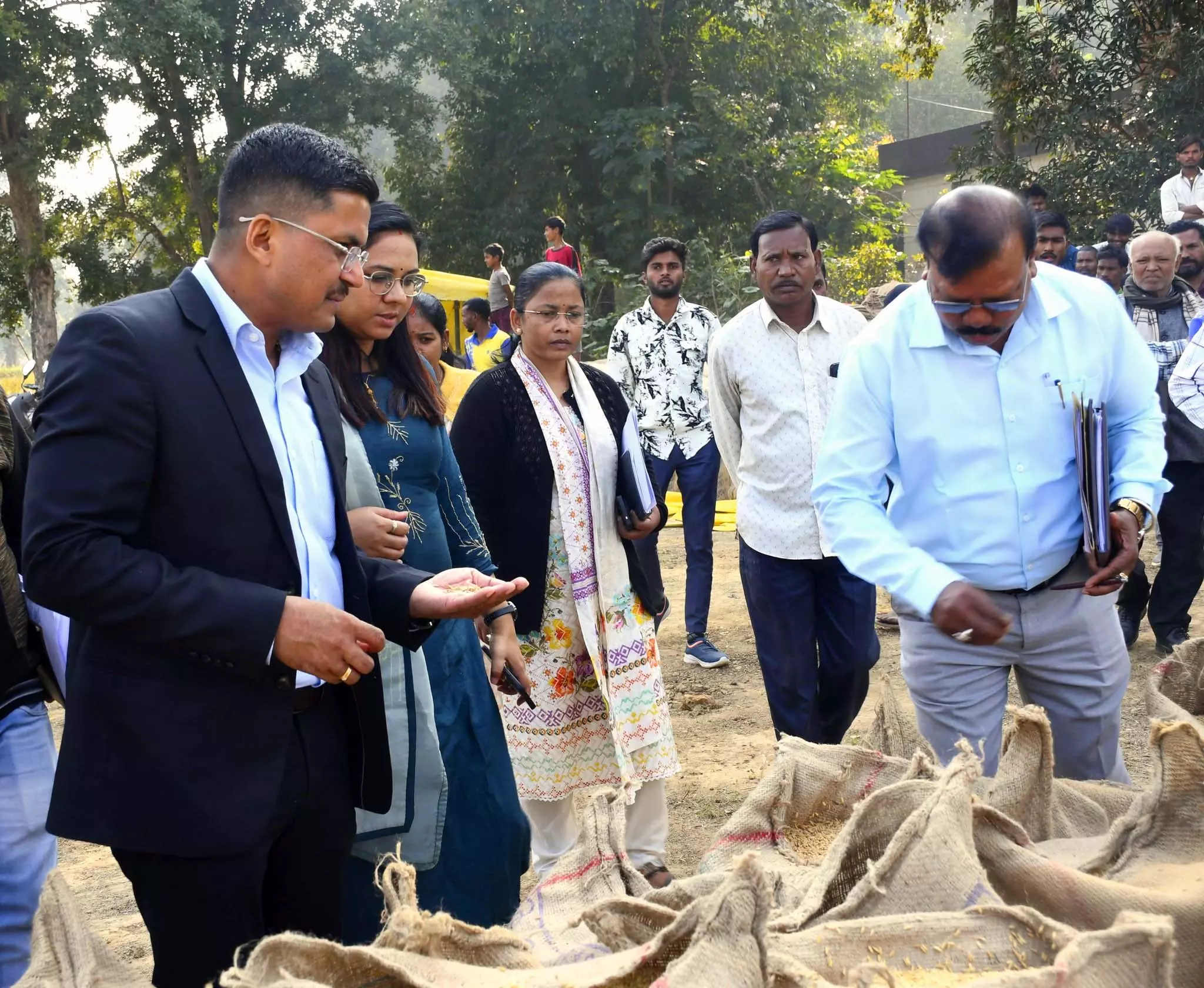 प्रभारी सचिव अवनीश कुमार शरण ने बलरामपुर के धान खरीदी केंद्रों का किया निरीक्षण प्रभारी सचिव अवनीश कुमार शरण ने बलरामपुर के धान खरीदी केंद्रों का किया निरीक्षण
