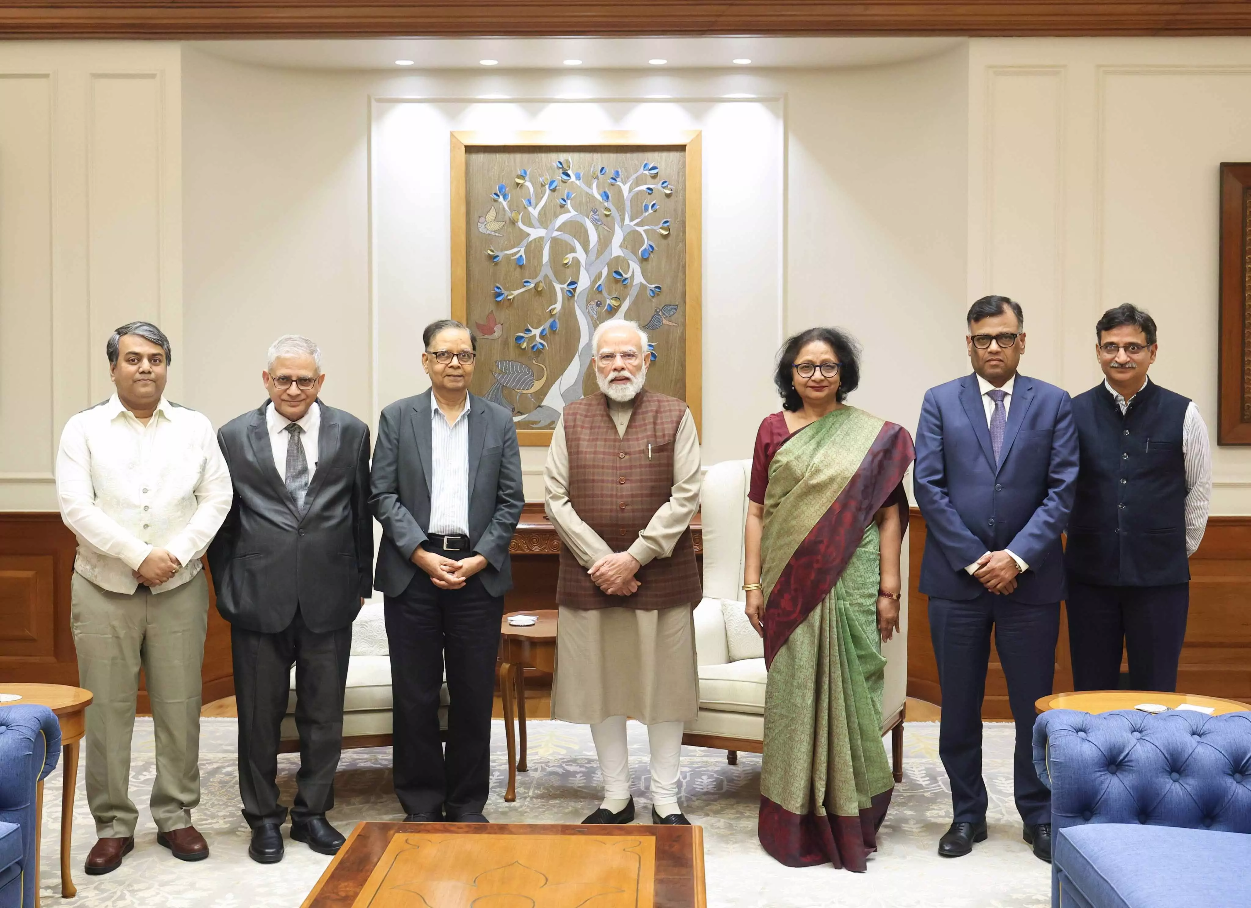 पीएम मोदी से 16वें वित्त आयोग की मुलाकात, वित्तीय सुधारों पर हुई चर्चा पीएम मोदी से 16वें वित्त आयोग की मुलाकात, वित्तीय सुधारों पर हुई चर्चा