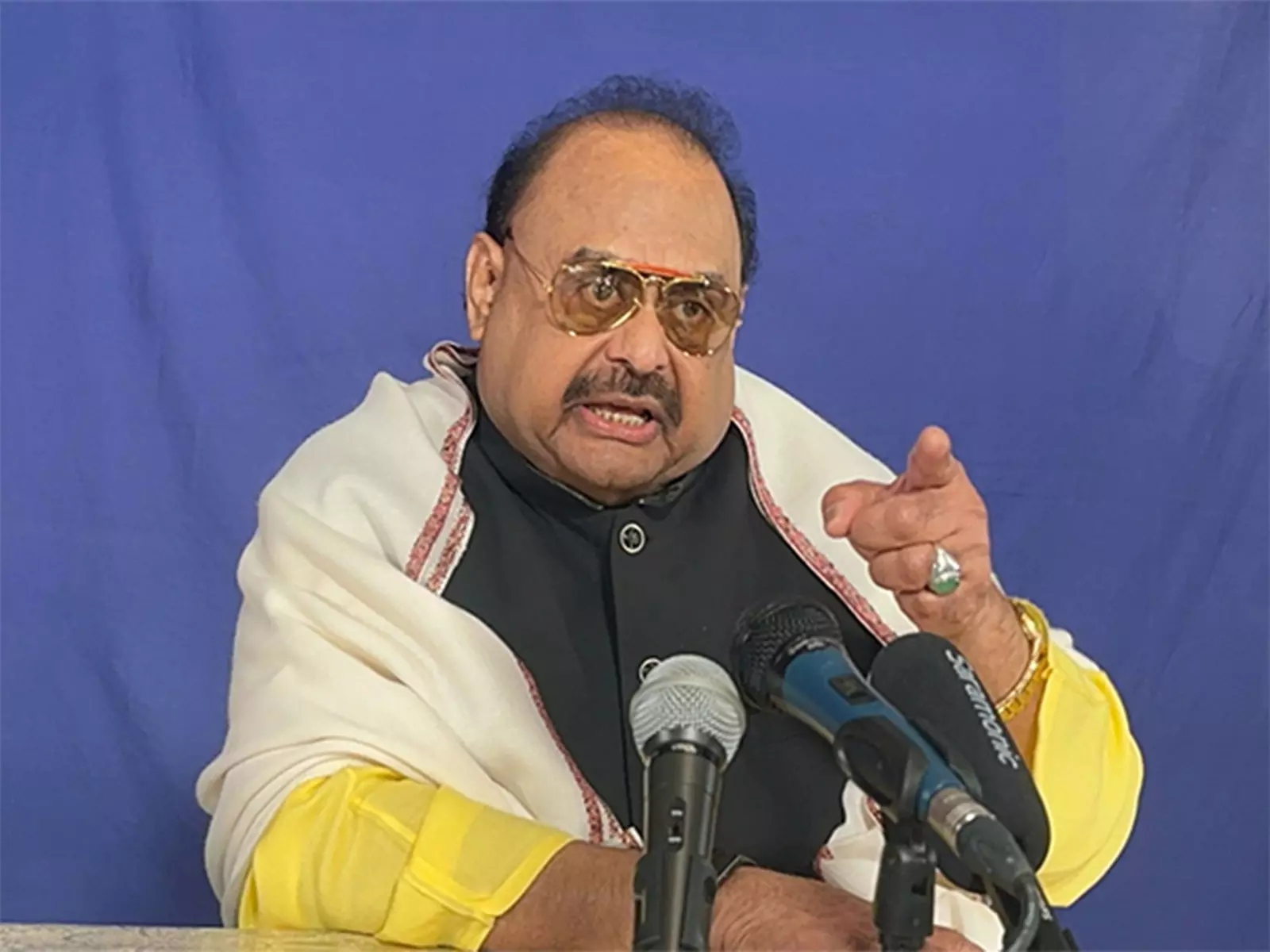 MQM नेता ने 27वें संविधान संशोधन के पारित होने पर पाकिस्तान की गठबंधन सरकार की आलोचना की MQM नेता ने 27वें संविधान संशोधन के पारित होने पर पाकिस्तान की गठबंधन सरकार की आलोचना की