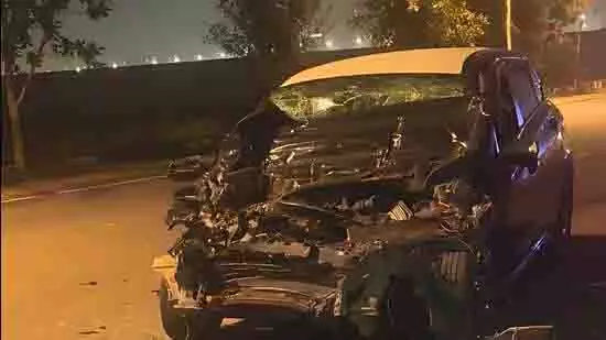 गुरुग्राम में ई-वे लिंक पर गलत साइड से आ रही वैन ने कार को टक्कर मार दी गुरुग्राम में ई-वे लिंक पर गलत साइड से आ रही वैन ने कार को टक्कर मार दी