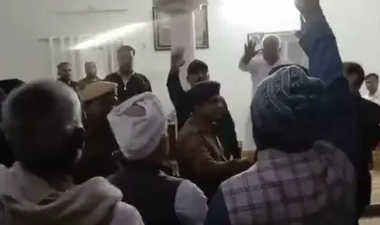 लालू-राबड़ी आवास के बाहर संजय यादव के खिलाफ राजद कार्यकर्ताओं का प्रदर्शन लालू-राबड़ी आवास के बाहर संजय यादव के खिलाफ राजद कार्यकर्ताओं का प्रदर्शन