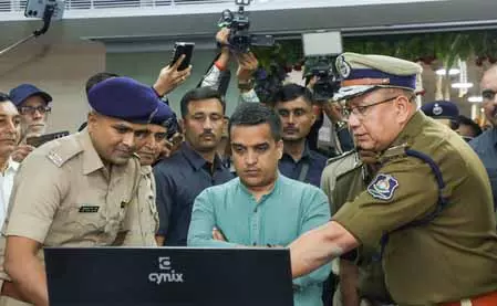 साइबर सेंटर में मानव तस्करी रैकेट का पर्दाफाश, 100 से अधिक विदेशी कंपनियां शामिल साइबर सेंटर में मानव तस्करी रैकेट का पर्दाफाश, 100 से अधिक विदेशी कंपनियां शामिल