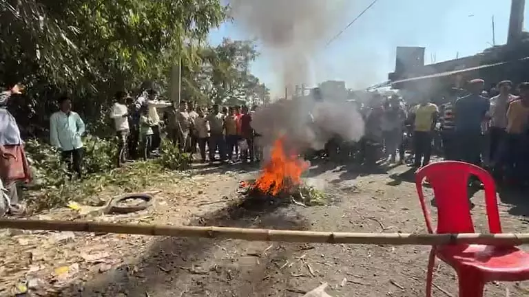 Islampur के ग्रामीणों ने जर्जर सड़कों को लेकर सड़क जाम किया Islampur के ग्रामीणों ने जर्जर सड़कों को लेकर सड़क जाम किया