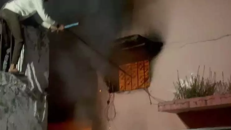 CG BREAKING: टिकरापारा खटीक मोहल्ले के घर में लगी भीषण आग, दमकल गाड़ियां मौके पर CG BREAKING: टिकरापारा खटीक मोहल्ले के घर में लगी भीषण आग, दमकल गाड़ियां मौके पर
