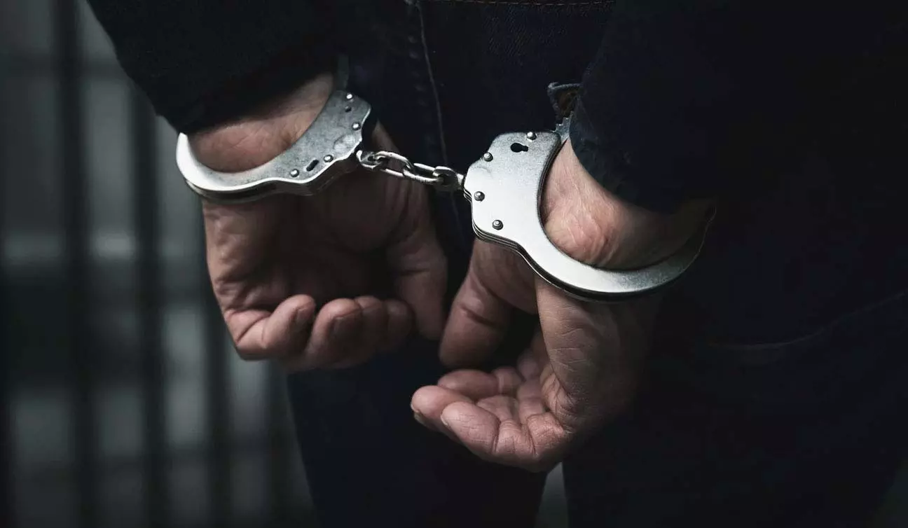 रायपुर पुलिस ने 52 पौवा देशी शराब और 17 पौवा गोवा स्पेशल विस्की किया बरामद रायपुर पुलिस ने 52 पौवा देशी शराब और 17 पौवा गोवा स्पेशल विस्की किया बरामद