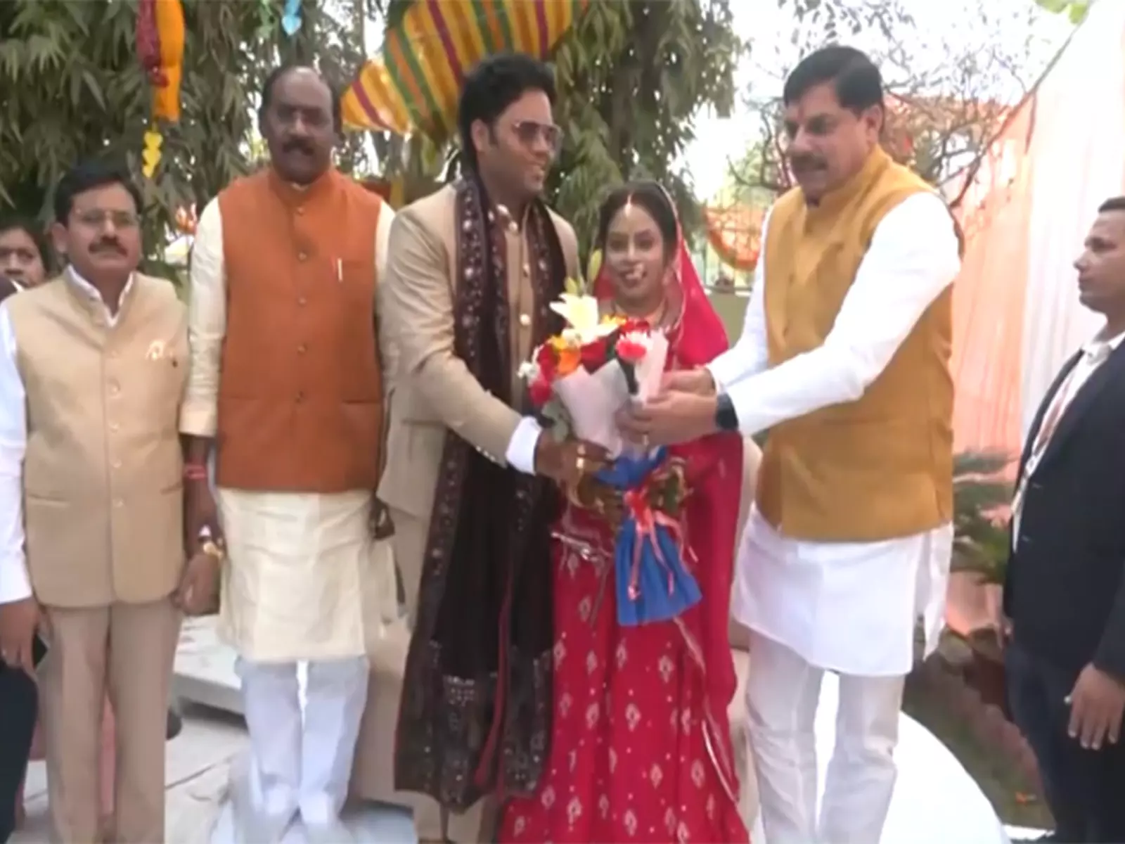 मुख्यमंत्री मोहन यादव Gwalior में भाजपा नेता लाल सिंह आर्य की बेटी की शादी में शामिल हुए मुख्यमंत्री मोहन यादव Gwalior में भाजपा नेता लाल सिंह आर्य की बेटी की शादी में शामिल हुए