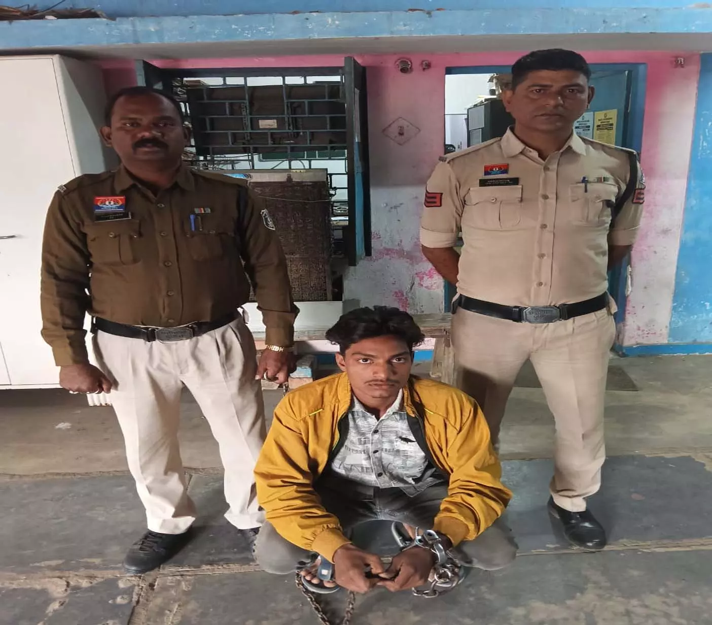 जूटमिल पुलिस ने नाबालिग को भगा ले जाने वाले आरोपी को किया गिरफ्तार जूटमिल पुलिस ने नाबालिग को भगा ले जाने वाले आरोपी को किया गिरफ्तार