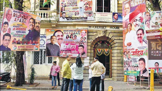 High Court ने अवैध राजनीतिक होर्डिंग्स के लिए एफआईआर और जुर्माने का राज्यव्यापी डेटा मांगा