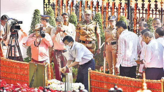 Bal Thackeray  स्मारक का उद्घाटन 2026 के मध्य तक टाला गया