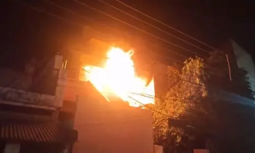 मकान की पहली मंजिल में लगी आग, शॉर्ट सर्किट से बड़ी घटना