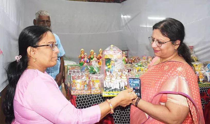 Hyderabad: शिल्परमम में अखिल भारतीय ‘गांधी शिल्प बाजार’ का उद्घाटन