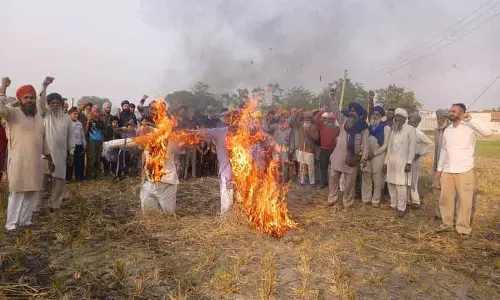 बिजली संशोधन विधेयक के विरोध में Amritsar किसानों और मजदूरों ने पुतले फूंके