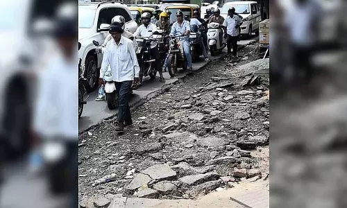 बेंगलुरू में बुनियादी ढांचे के काम में देरी: स्थानीय विधायकों और ठेकेदारों के बीच झड़प बेंगलुरू में बुनियादी ढांचे के काम में देरी: स्थानीय विधायकों और ठेकेदारों के बीच झड़प