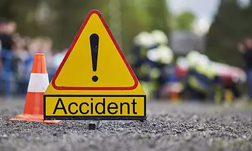 Bengaluru : इलेक्ट्रिक वाहन चलाने की कोशिश में ट्रक से टकराने से लड़के की मौत Bengaluru : इलेक्ट्रिक वाहन चलाने की कोशिश में ट्रक से टकराने से लड़के की मौत