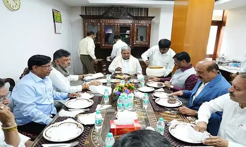 Karnataka : सिद्धारमैया-डीके शिवकुमार ने दिल्ली में साथ में खाना खाया