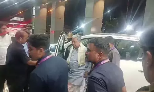 CM सिद्धारमैया बेंगलुरु लौटे: पत्नी का हालचाल जानने अस्पताल पहुंचे सीएम CM सिद्धारमैया बेंगलुरु लौटे: पत्नी का हालचाल जानने अस्पताल पहुंचे सीएम