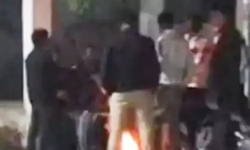 अलाव के पास सो गया बुजुर्ग, जिंदा जलकर मौत