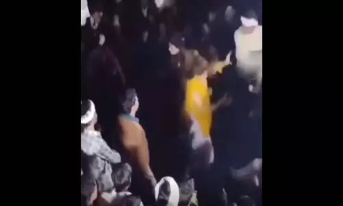 महिला डांसर की पिटाई का लाइव VIDEO, अश्लील हरकत का विरोध करना महंगा पड़ा महिला डांसर की पिटाई का लाइव VIDEO, अश्लील हरकत का विरोध करना महंगा पड़ा