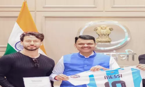 टाइगर श्रॉफ को मुख्यमंत्री देवेंद्र फडणवीस के साथ देखकर खुश हुए जैकी श्रॉफ